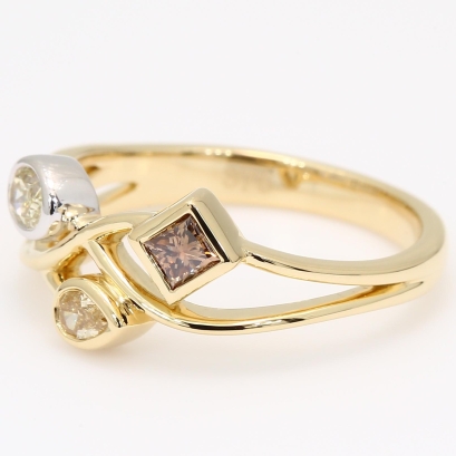 Kermesse oval pear and princess-cut rainbow diamond ring