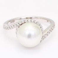 Chiffon white South Sea pearl and white diamond ring