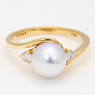 Ivory white South Sea pearl and white diamond ring