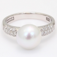 Winter white South Sea pearl and white diamond ring