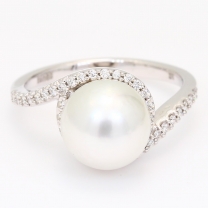 Chiffon white South Sea pearl and white diamond ring