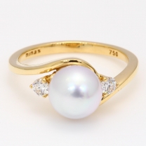 Ivory white South Sea pearl and white diamond ring