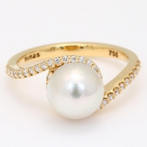 Chiffon white South Sea pearl and white diamond ring